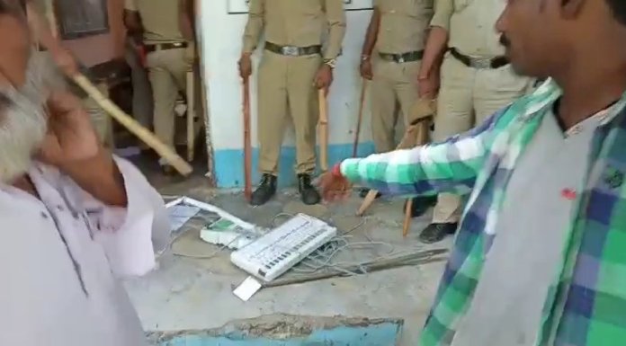 बंगाल में चुनावी हिंसा: EVM पर BJP उम्मीदवार के नाम और सिंबल पर चिपकाई काली टेप