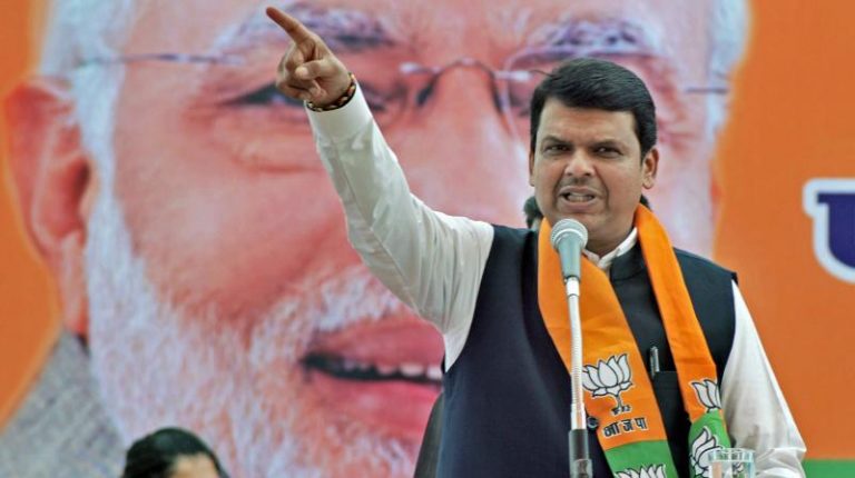 हम रैली में कुर्सियाँ किराए पर लाते हैं और कॉन्ग्रेस वाले नेताओं को किराए पर: देवेंद्र फडणवीस