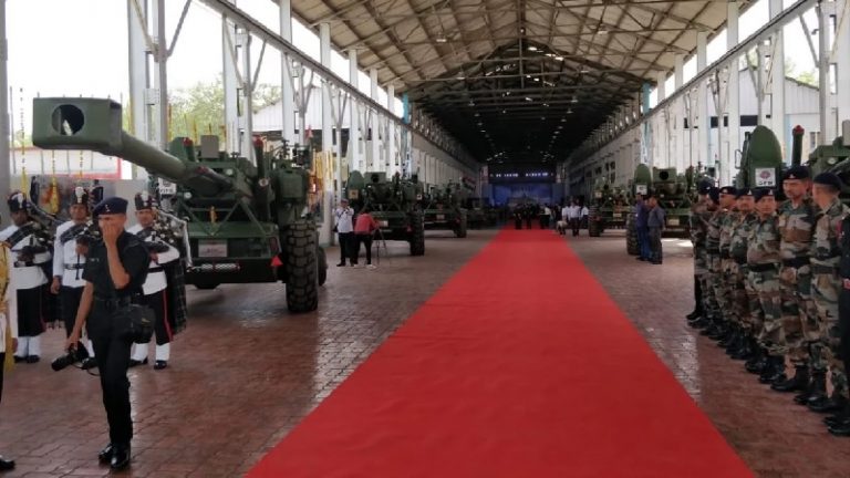 गौरव का क्षण: सेना को मिली स्वदेशी ‘धनुष’ Artillery Guns, 38Km रेंज के साथ यह है बोफोर्स का अपग्रेडेड वर्जन