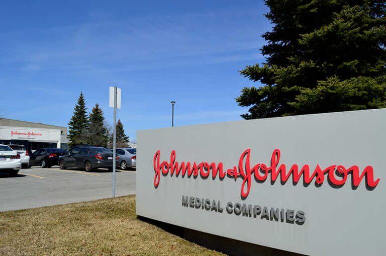 पाउडर के बाद अब Johnson & Johnson का शैंपू भी हुआ फेल, पाए गए हानिकारक पदार्थ