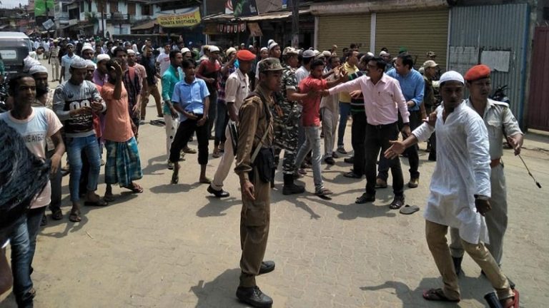 मंदिर की सड़क रोक कर हो रही थी जुम्मे की नमाज, असम में भड़के दंगे, 15 घायल