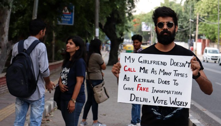 स्वरा भास्कर के बाद अरविन्द केजरीवाल के जुमलों की याद दिला रहे हैं The Placard Guy