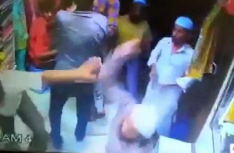 दूसरे समुदाय के समर ने भाईयों संग लात-घूँसे, सरिये से कपड़ा व्यापारी को पीटा, वीडियो वायरल
