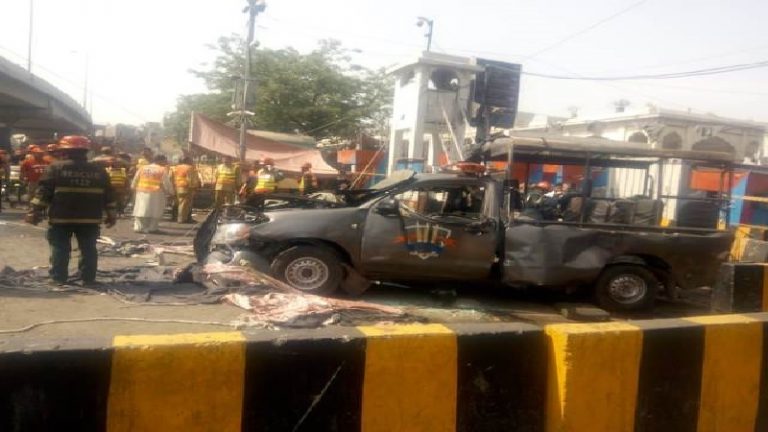 दक्षिण एशिया के सबसे बड़े सूफी दरगाह में आत्मघाती हमला: 9 की मौत, 26 घायल