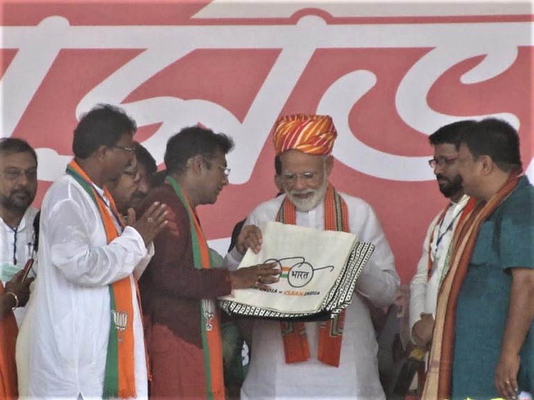शासक नहीं सेवक: PM मोदी की रैली के बाद खुद मैदान की सफाई करते दिखे देबजीत सरकार