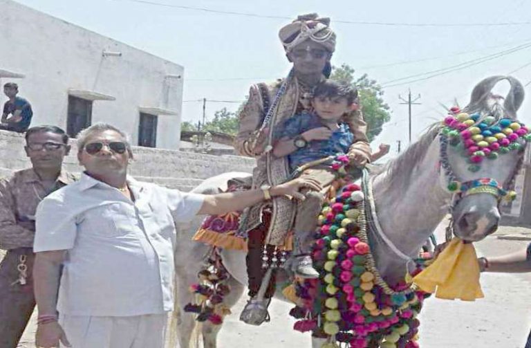 ‘दलित’ दूल्हे को राजपूत समाज ने दी घोड़ी, बारात में लगाए ठुमके