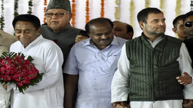 मध्य प्रदेश के बाद अब कर्नाटक सरकार पर भी संकट के बादल, राहुल गाँधी ने की बैठक