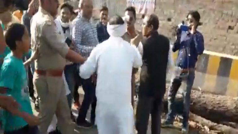 प्रियंका की रैली में कॉन्ग्रेस विरोधी नारे लगाने पर वकील को दौड़ा कर पीटा गया