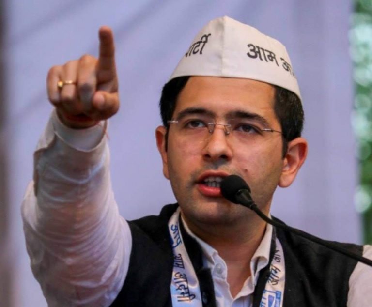 केजरीवाल ने समुदाय विशेष को कोसा, चड्ढा ने कहा EVM खराब