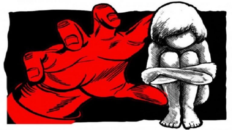 बच्ची का रेप कर 20Kg के पत्थर से 10 बार मारा, बदहवास माँ को साध्वी प्रज्ञा ने पहुँचाया अस्पताल