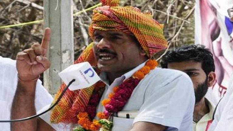 Fact Check: क्या BSF से निलंबित तेज बहादुर यादव इस वायरल वीडियो में दारू पी रहे हैं?