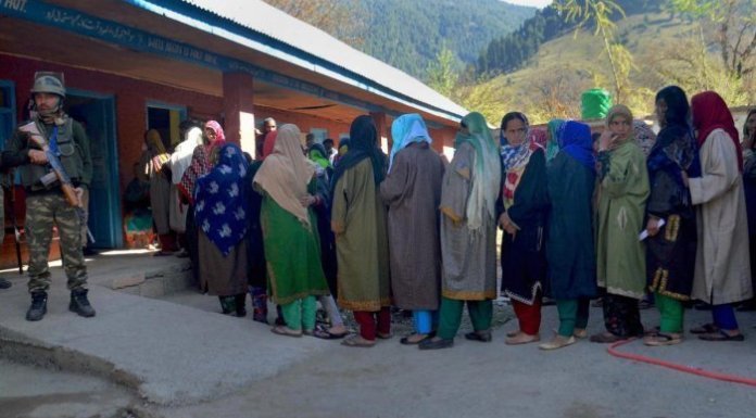 जम्मू कश्मीर: मतदान न होने देने के लिए कहीं पत्थरबाजी तो कहीं फेंका ग्रेनेड