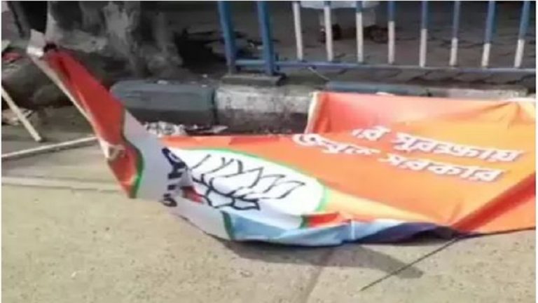 अमित शाह के रोड शो से पहले तृणमूल कार्यकर्ताओं ने हटाए BJP के बैनर-झंडे, पुलिस देखती रही