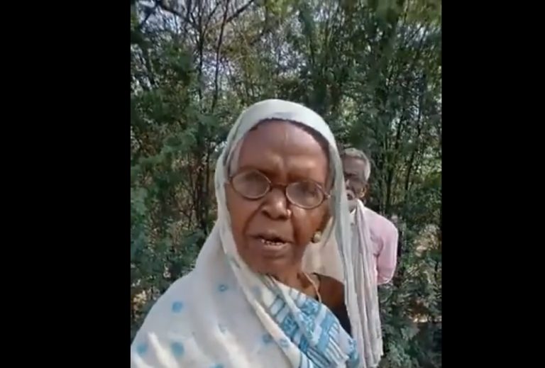 अमेठी में ज़बरदस्ती हाथ पकड़कर पीठासीन अधिकारी ने कॉन्ग्रेस को डलवाया वोट