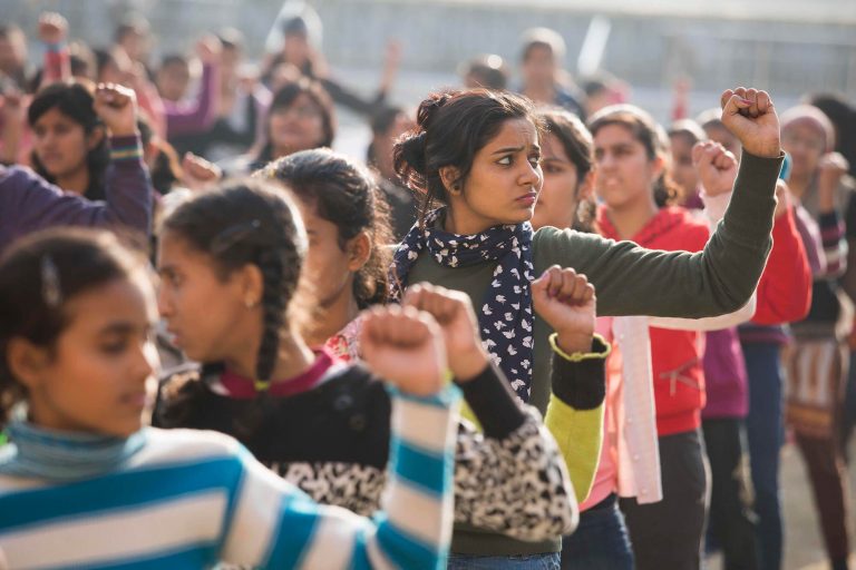 होमवर्क बनाम गृहकार्य में नहीं उलझती हैं अब लड़कियाँ… वो टॉप करती हैं और हेडलाइन बनती हैं