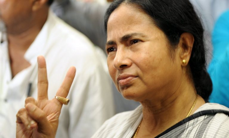 बौखलाई ममता का नया ज्ञान: गप्पबाज़ी से EVM हैक करेगी BJP! ये मजाक नहीं है