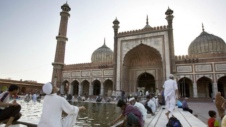 मस्जिद में अजान को लेकर बवाल: मारपीट के बाद में घरों पर की गई पत्थरबाजी
