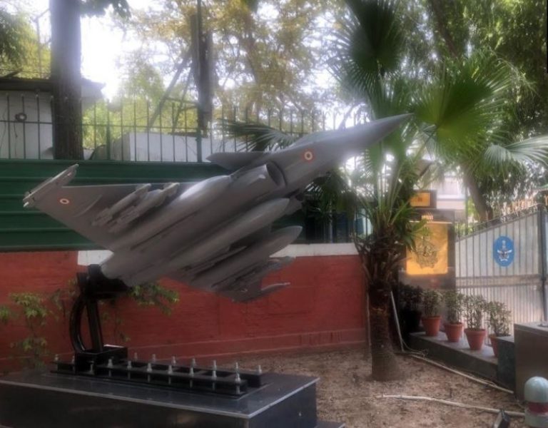एयरफ़ोर्स चीफ़ के घर के बाहर लगा राफ़ेल, कॉन्ग्रेस दफ़्तर है बगल में