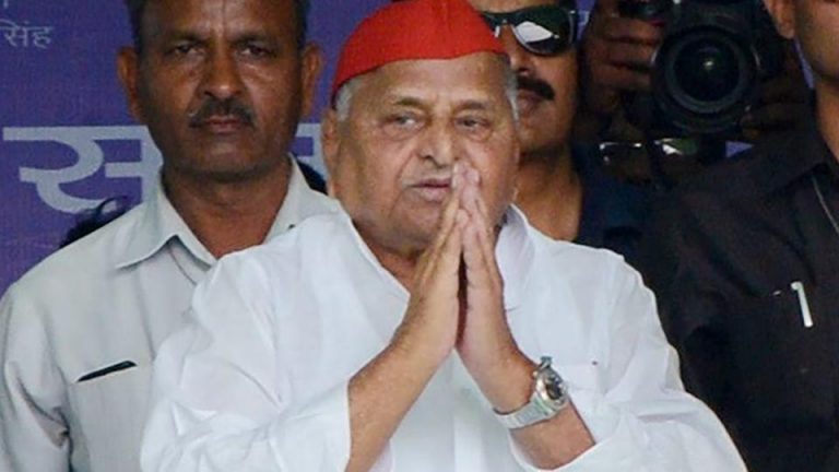 मुलायम को नहीं दिए वोट तो दलित बस्ती वालों को दौड़ा-दौड़ा कर पीटा, आयोग ने लिया संज्ञान