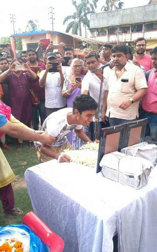 देबू और उषा दास का बेटा माँ-बाबा के लिए बिलख-बिलख कर रोता हुआ।