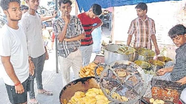 अलीगढ़ में कचौड़ी वाला निकला करोड़पति, जाँच अधिकारियों ने जारी किया नोटिस