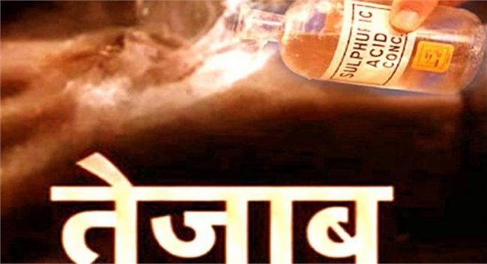 मुँह में डाला तेज़ाब