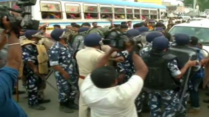 भाजपा कार्यकर्ताओं के शव को सुरक्षाबल ने रोका