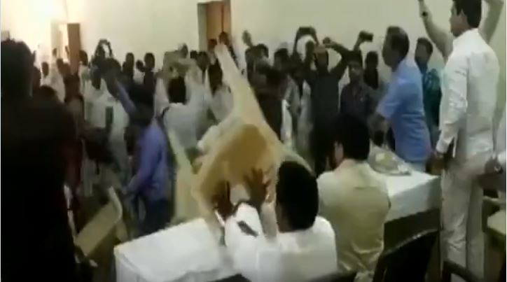 Video: BSP समीक्षा बैठक में चले ताबड़तोड़ लात-घूँसे, नेताओं की मार-मारकर बनाई फिटनेस