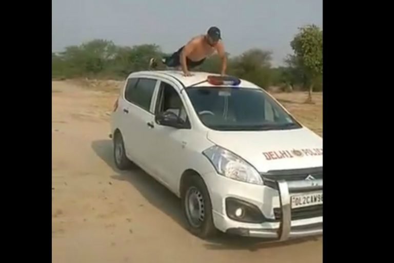 फैक्ट चेक: TikTok वीडियो बनाने के लिए यूज़र कर रहा है दिल्ली पुलिस की गाड़ी का इस्तेमाल?