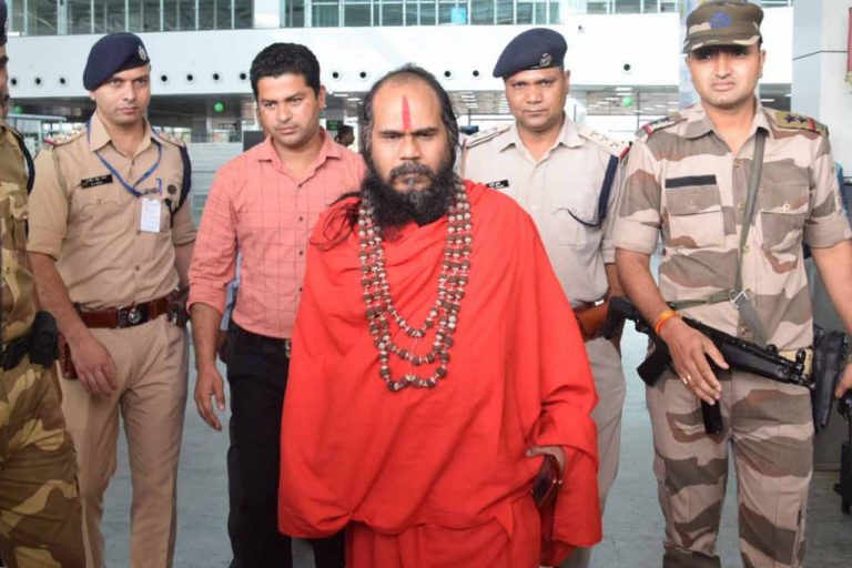मिर्ची बाबा चले थे जल समाधि लेने, पुलिस ने होटल से ही नहीं निकलने दिया