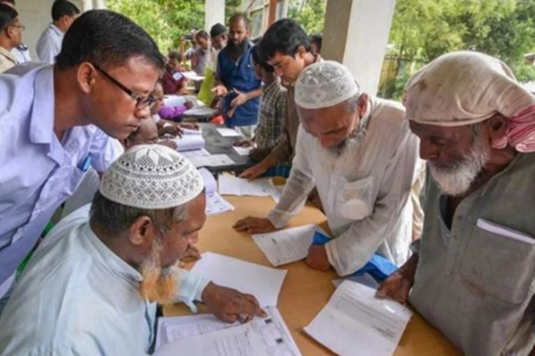 NRC अधिकारी सैयद शाहजहाँ और राहुल परासर रिश्वत लेते रंगे हाथों गिरफ्तार