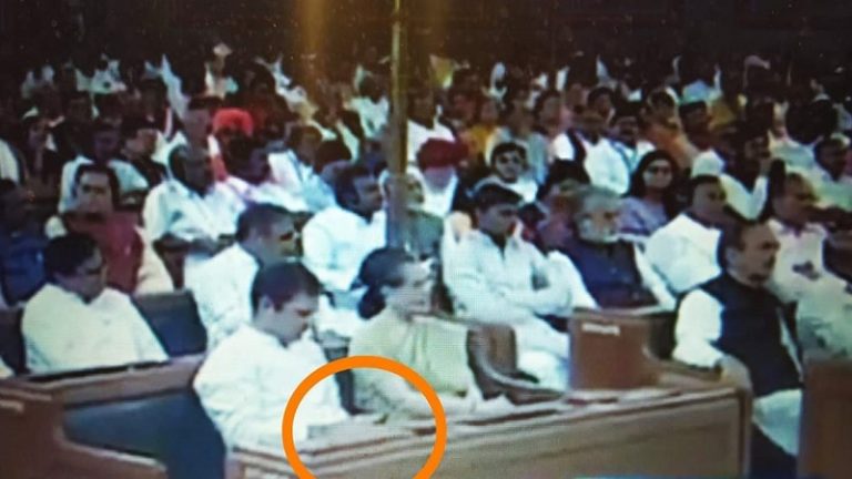 मैं राहुल गाँधी हूँ, मोबाइल चलाना मेरा जन्मसिद्ध अधिकार है और मैं इसे चलाता रहूँगा