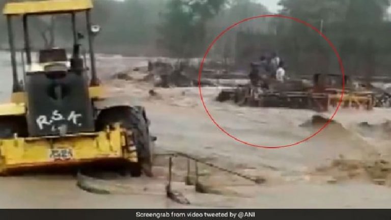 VIDEO: सूखी नदी में बनाया जा रहा था पुल, अचानक आई पानी की तेज़ धार में फँसे 7 मजदूर