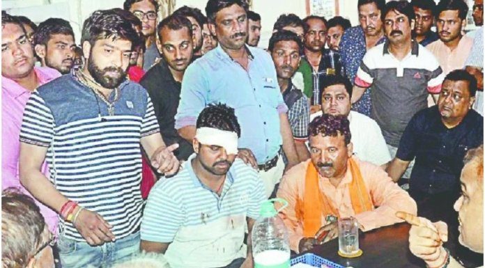 भीड़ ने बजरंग दल के कार्यकर्ताओं से की मारपीट