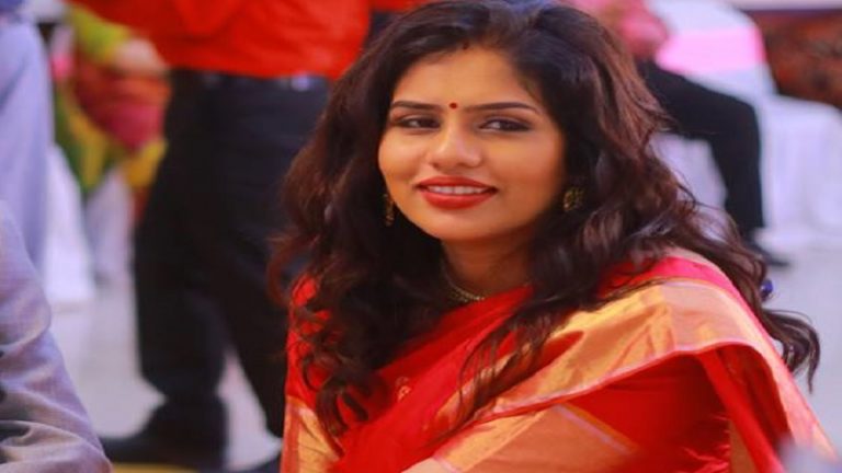 हिन्दू रीति-रिवाजों व साधु-संतों का अपमान करना ‘अभिव्यक्ति की आज़ादी’: ET की महिला पत्रकार
