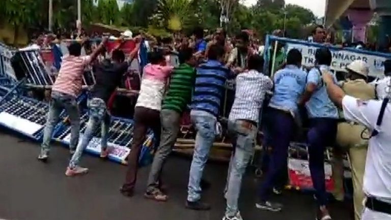 पश्चिम बंगाल में डॉक्टरों के बाद अब शिक्षक भी सड़क पर, पुलिस से हाथापाई