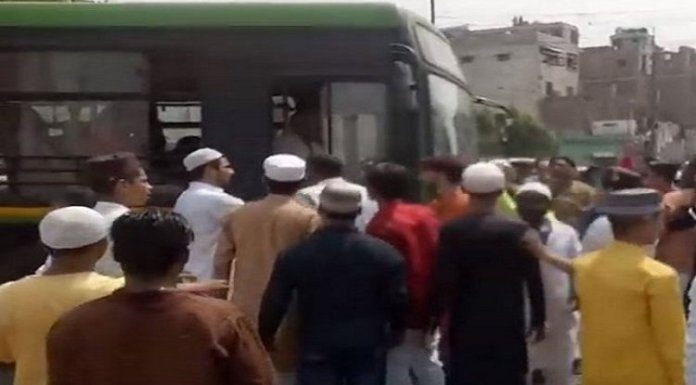 डीटीसी बस रोकते हुए नमाजी