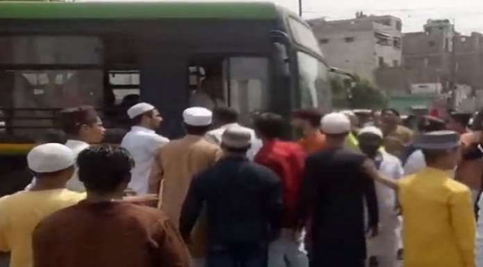 कार के टक्कर से 17 नमाजी घायल: मीडिया ने फैलाई झूठी ख़बर, दिल्ली पुलिस ने दी असली जानकारी