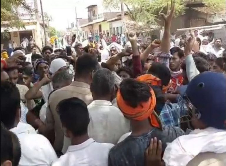 अलीगढ़ हत्याकांड: टप्पल में सड़कों पर उतरे लोग, आरोपियों के खिलाफ फाँसी की माँग तेज