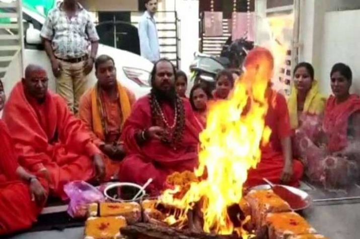 मिर्ची बाबा की नई नौटंकी: दिग्गी का बैंड बजा कर, अब अग्नि-कुण्ड में समाधि को तैयार