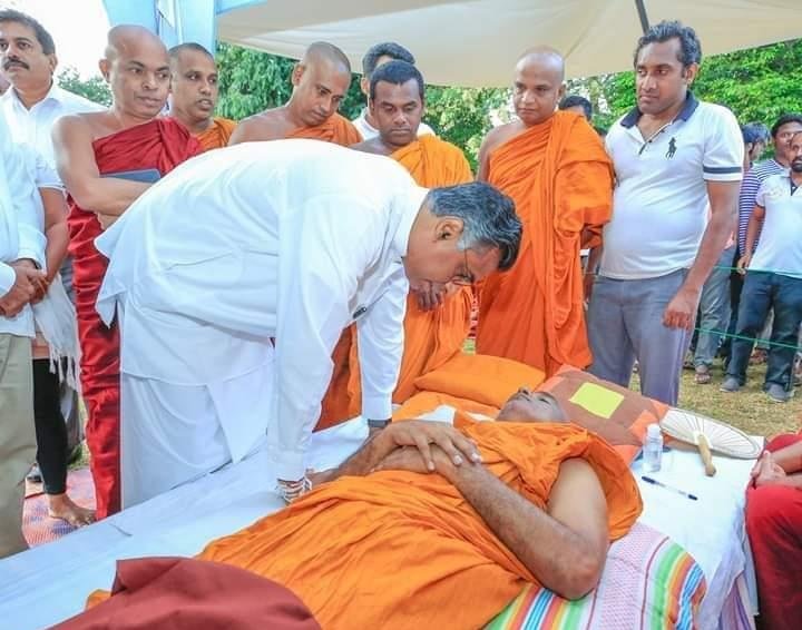 श्री लंका: आत्मघाती हमले के बाद बौद्ध भिक्षु के आमरण अनशन पर हिज़्बुल्लाह और आज़ात सैली, 2 गवर्नरों का इस्तीफा