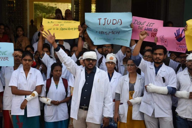 बंगाल में 700 डॉक्टरों का इस्तीफा, AIIMS ने दिया ममता को 48 घंटे का अल्टीमेटम