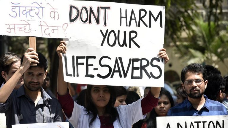 हड़ताल पर बैठे डॉक्टरों को मिला दिल्ली से समर्थन, सफदरजंग और AIIMS भी ‘बंद’