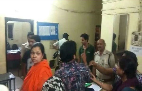 गुना थाने में हंगामा
