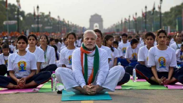 मोदी ने त्रिकोणासन करते हुए अपना कार्टून जारी कर अंतरराष्ट्रीय योग दिवस पर योग से जुड़ने के लिए अपील की