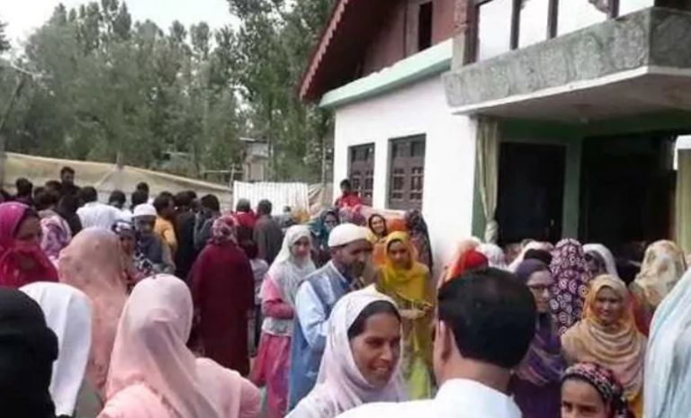 पुलवामा: आतंकियों ने घर में घुसकर मारी महिला को गोली, 2 साल पहले पति भी हुआ था आतंक का शिकार
