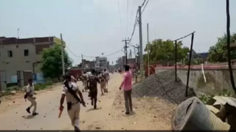 बिहार: आमना खातून के नवजात बच्चे की हुई चोरी, गुस्साई भीड़ ने की आगजनी, पुलिस पर पथराव