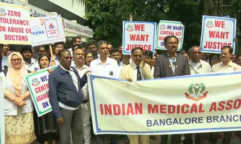 बंगाल में एक साथ 69 डॉक्टरों ने सौंपा इस्तीफा, ममता से बिना शर्त माफ़ी की माँग