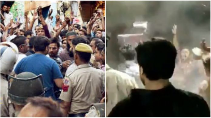 चावड़ी बाजार इलाक़े के एक मंदिर पर मुसलमानों की भीड़ ने 'अल्लाहु अकबर' कहते हुए पथराव किया