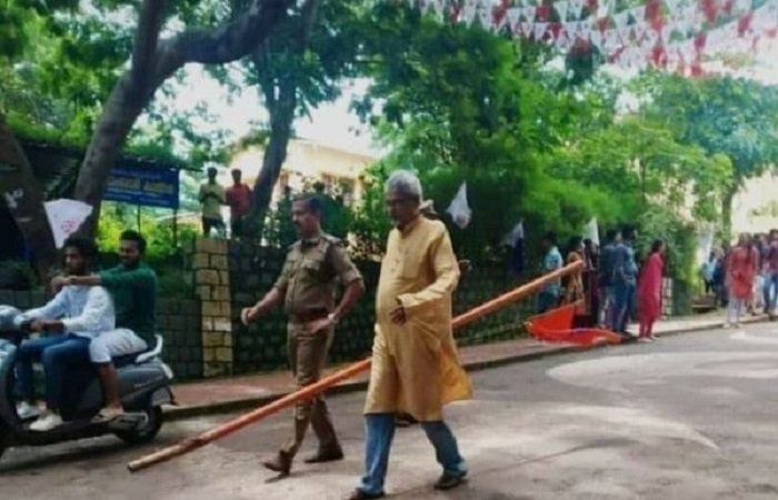 केरल: कॉलेज प्रिंसिपल ने उतारा ABVP का झंडा, SFI का फ्लैग लहराता रहा